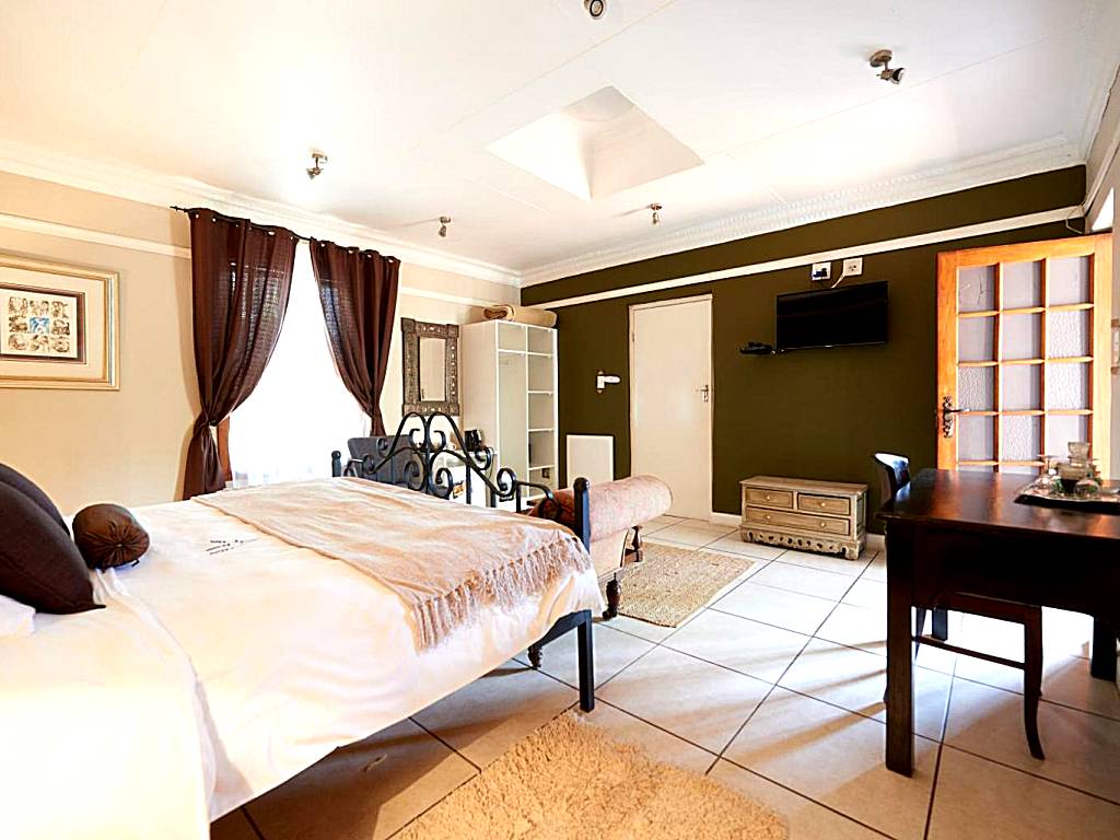 84 on Fourth Guest House: Comfort Double Room with Bath
