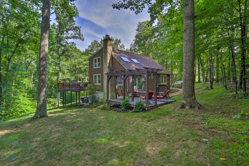 Secluded Leesburg Retreat with Private Hot Tub!