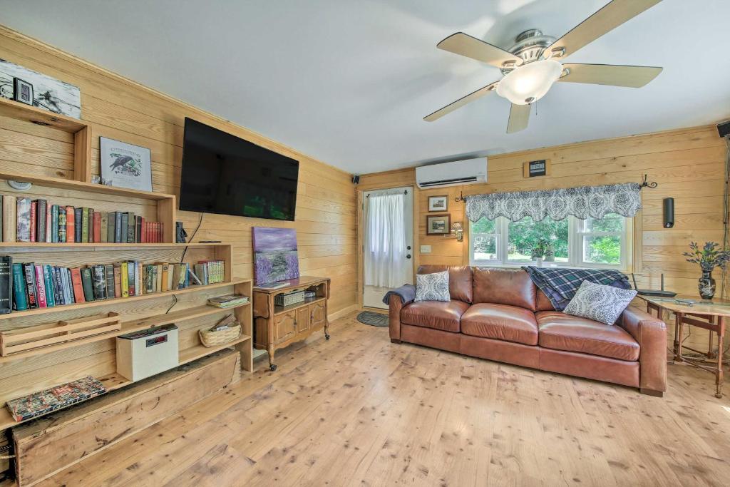 Lovely Waldo Cottage Escape - Pet Friendly!