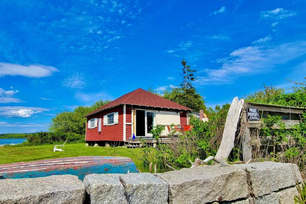 Amazing Waterfront Boat House on Tapley Farm