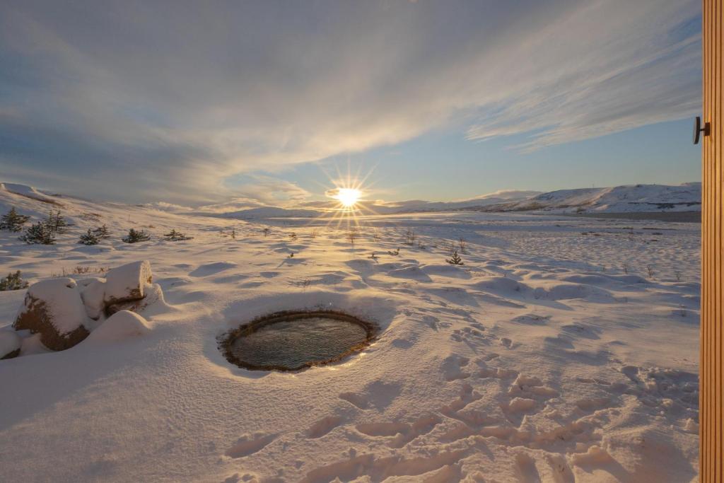 Iceland Lakeview Retreat